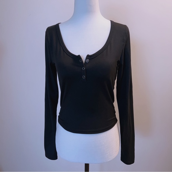 Hollister must-have long-sleeve top.98%new condition. Seamless fabric super soft - Picture 3 of 8